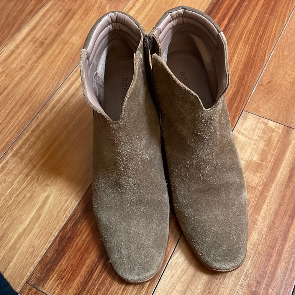 Bernardo ibeige ankle boots size US7